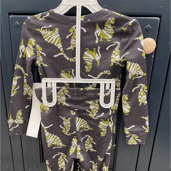 TOMMY BAHAMA kids cozy and cute PJS( or use it for a comfy costume!) 🖤🧡 - Picture 4 of 8